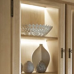 Ridgevalley Armoire vitrine Breddin III - Pin massif - Avec éclairage 7 Ridgevalley Armoire vitrine Breddin III - Pin massif - Avec éclairage -Meubles de salle à manger Soldes Magasin 1000084260 201004 11255200141 DETAILS P000000001000084260