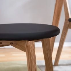 Mørteens Chaises Bogmoor (lot de 2) - imitation cuir / Frêne massif - Beige / Noir -Meubles de salle à manger Soldes Magasin 1000123742 210106 06472100005 DETAILS P000000001000123742