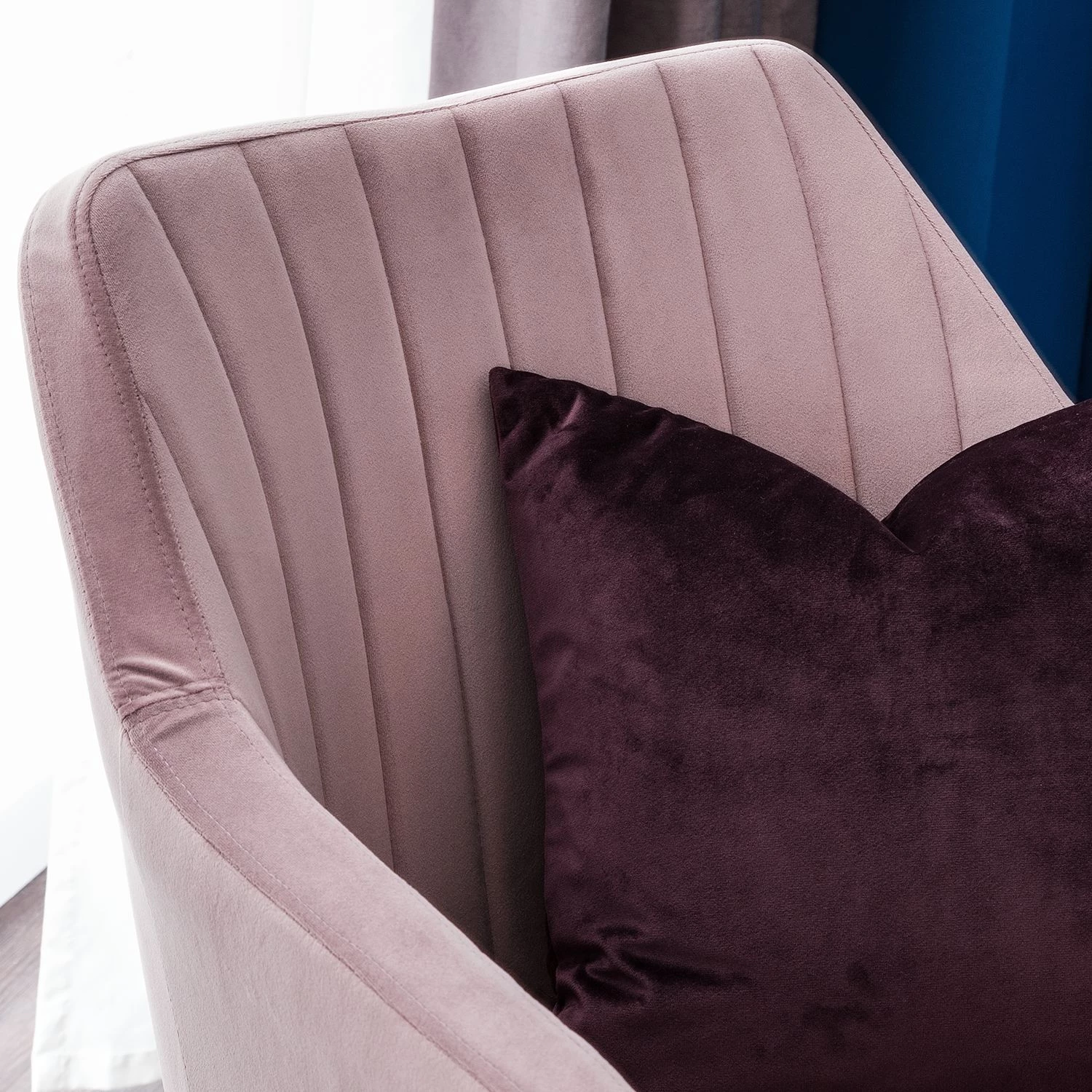 Jack & Alice Chaise avec accoudoirs Leezy G - Chêne massif / Velours - Rose vieilli / Noir 9 Jack & Alice Chaise avec accoudoirs Leezy G - Chêne massif / Velours - Rose vieilli / Noir – Image 9