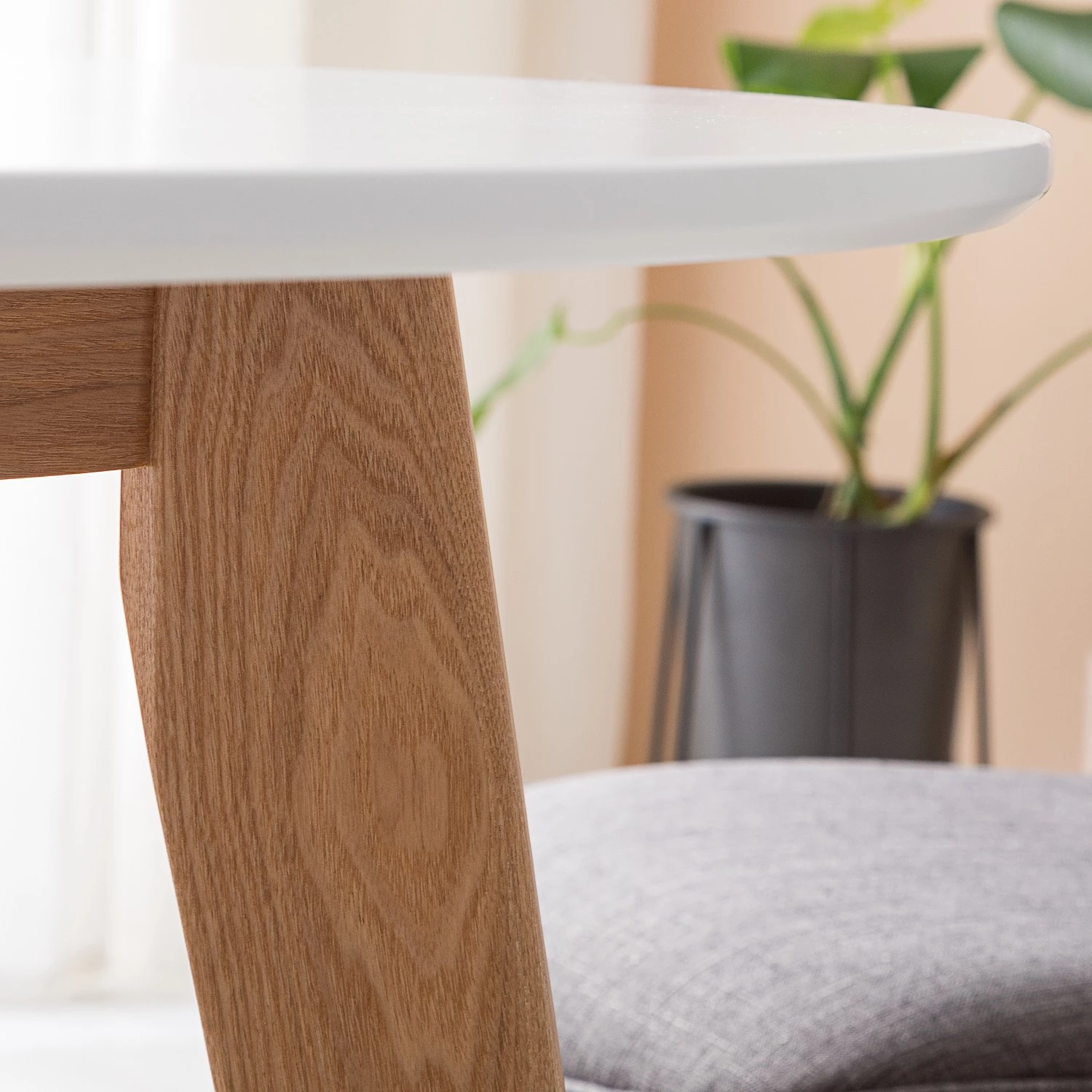 Mørteens Table Rob I - Partiellement en frêne massif - Blanc / Frêne 7 Mørteens Table Rob I - Partiellement en frêne massif - Blanc / Frêne – Image 7