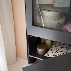 Mørteens Vitrine Lindholm - Partiellement en chêne massif - Gris mat -Meubles de salle à manger Soldes Magasin 1000170810 200108 13505900005 DETAILS P000000001000170810