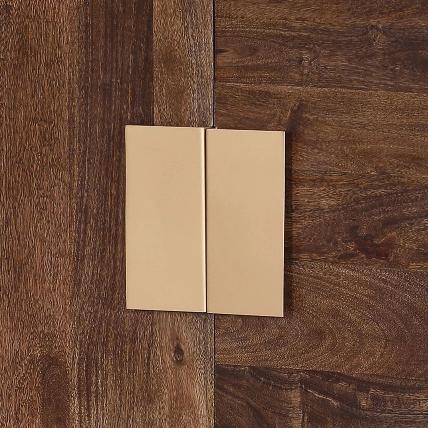 Jack & Alice Buffet Lyss - Acacia massif / Métal - Acacia marron / Laiton 4 Jack & Alice Buffet Lyss - Acacia massif / Métal - Acacia marron / Laiton – Image 4