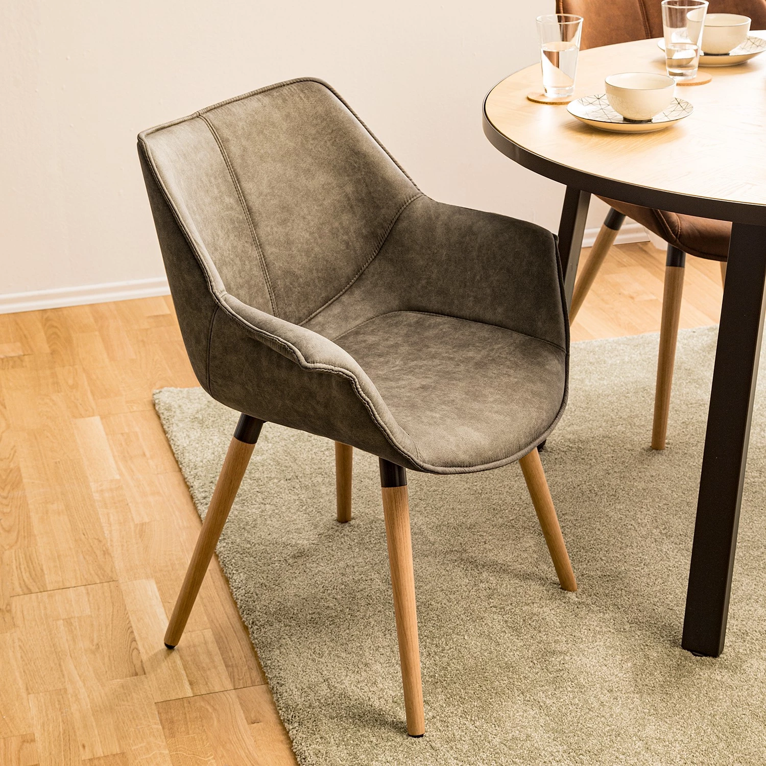 Ars manufacti Chaise à accoudoirs Kantii I - Microfibre / Chêne massif - Gris silex vintage - 1 chaise 3 Ars manufacti Chaise à accoudoirs Kantii I - Microfibre / Chêne massif - Gris silex vintage - 1 chaise – Image 3