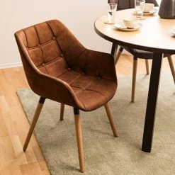 Mørteens Chaise à accoudoirs Lamppi - microfibre / Chêne massif - Microfibre Colby: Cognac vintage - 1 chaise -Meubles de salle à manger Soldes Magasin 1000176715 200302 11500500076 MOOD DETAILS P000000001000176715 mood