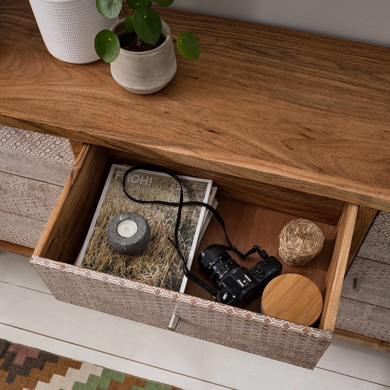 Ars manufacti Buffet bas Buuda - Partiellement en acacia massif - Écru / Acacia 4 Ars manufacti Buffet bas Buuda - Partiellement en acacia massif - Écru / Acacia – Image 4