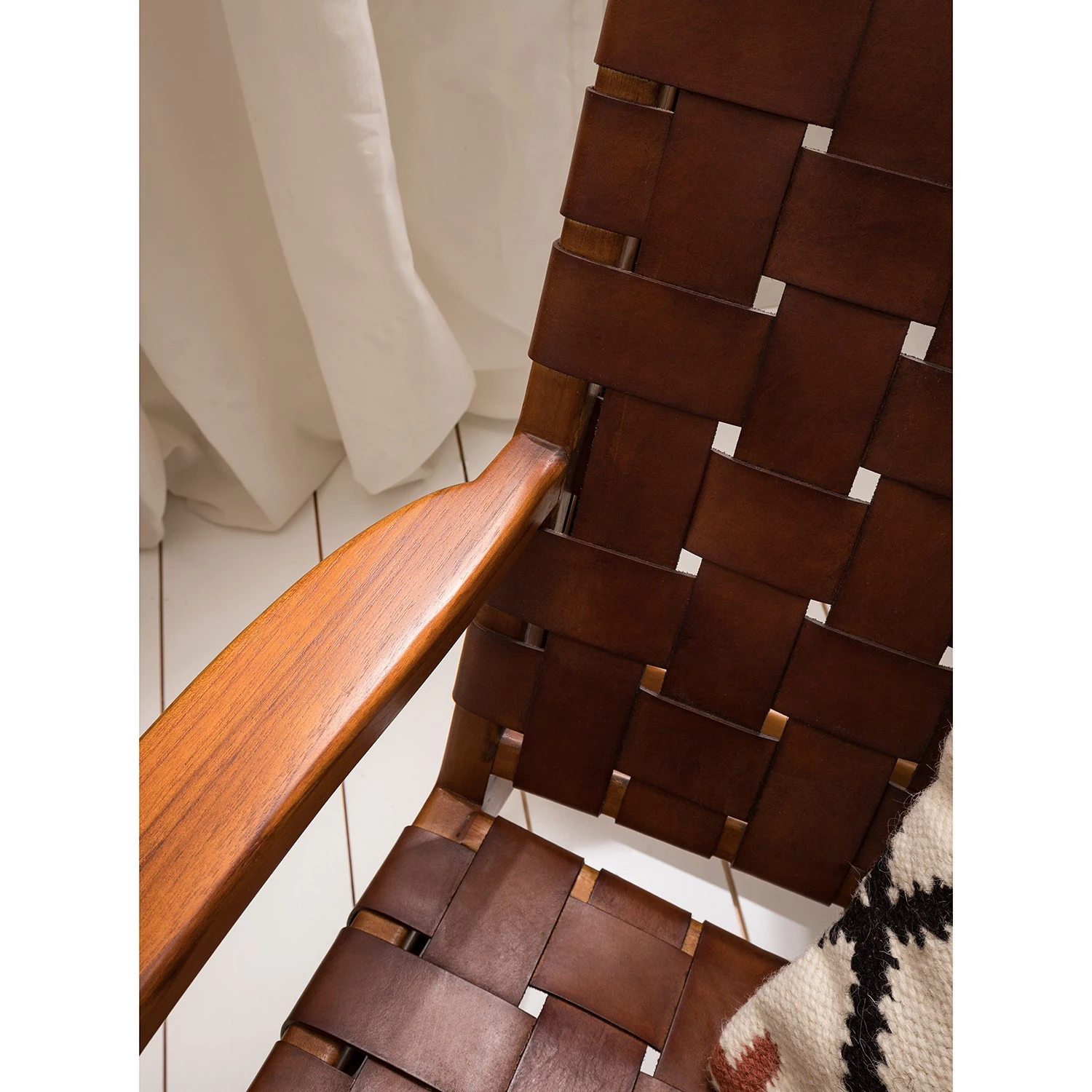 Ars manufacti Fauteuil design Bourbourg - Cuir tressé / Teck massif - marron cognac / Teck 13 Ars manufacti Fauteuil design Bourbourg - Cuir tressé / Teck massif - marron cognac / Teck – Image 13