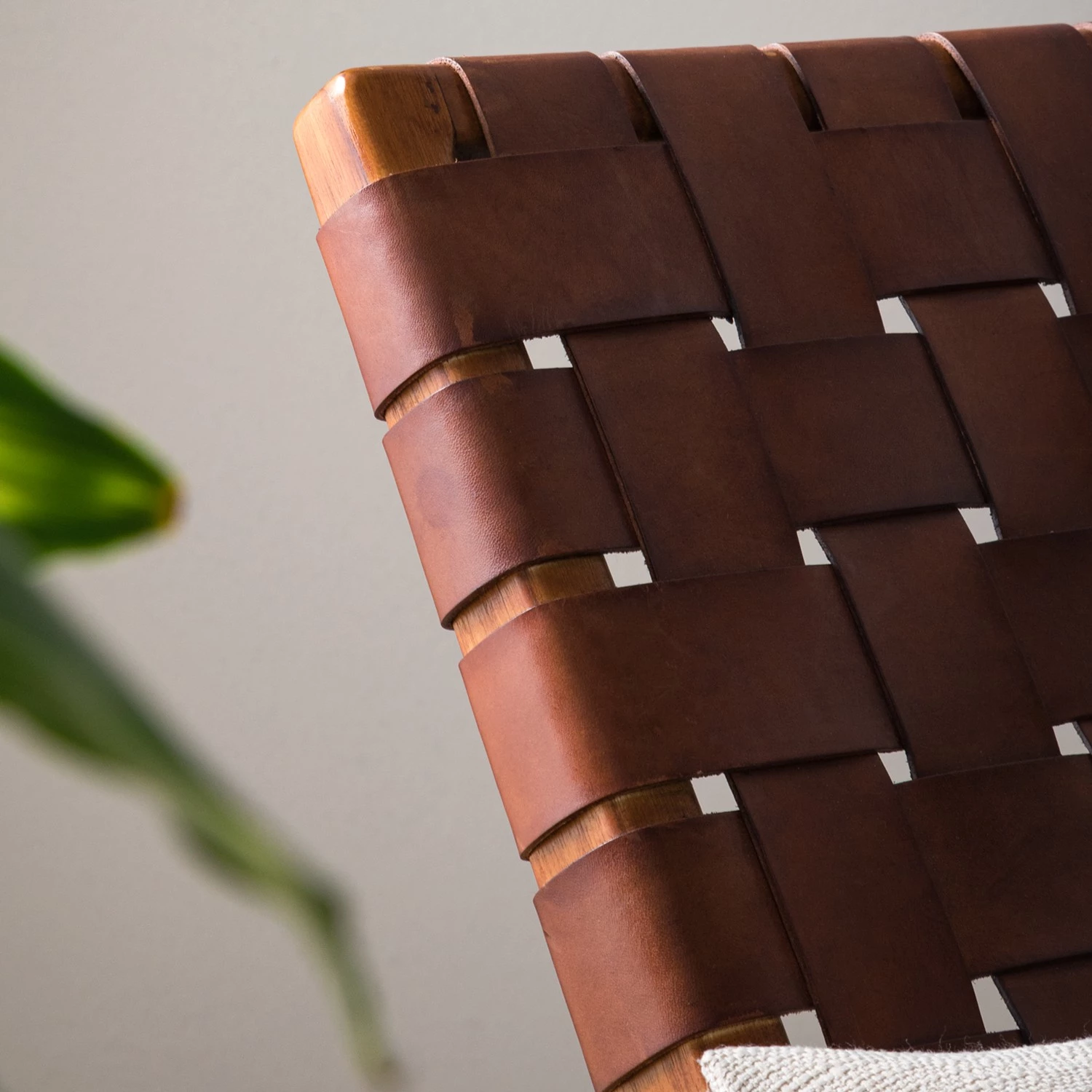 Ars manufacti Fauteuil design Bourbourg - Cuir tressé / Teck massif - marron cognac / Teck 19 Ars manufacti Fauteuil design Bourbourg - Cuir tressé / Teck massif - marron cognac / Teck – Image 19