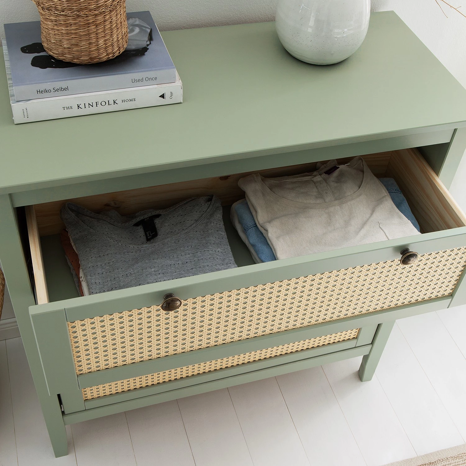 Maison Belfort Commode Belleria I - Pin massif - Vert olive clair 7 Maison Belfort Commode Belleria I - Pin massif - Vert olive clair – Image 7