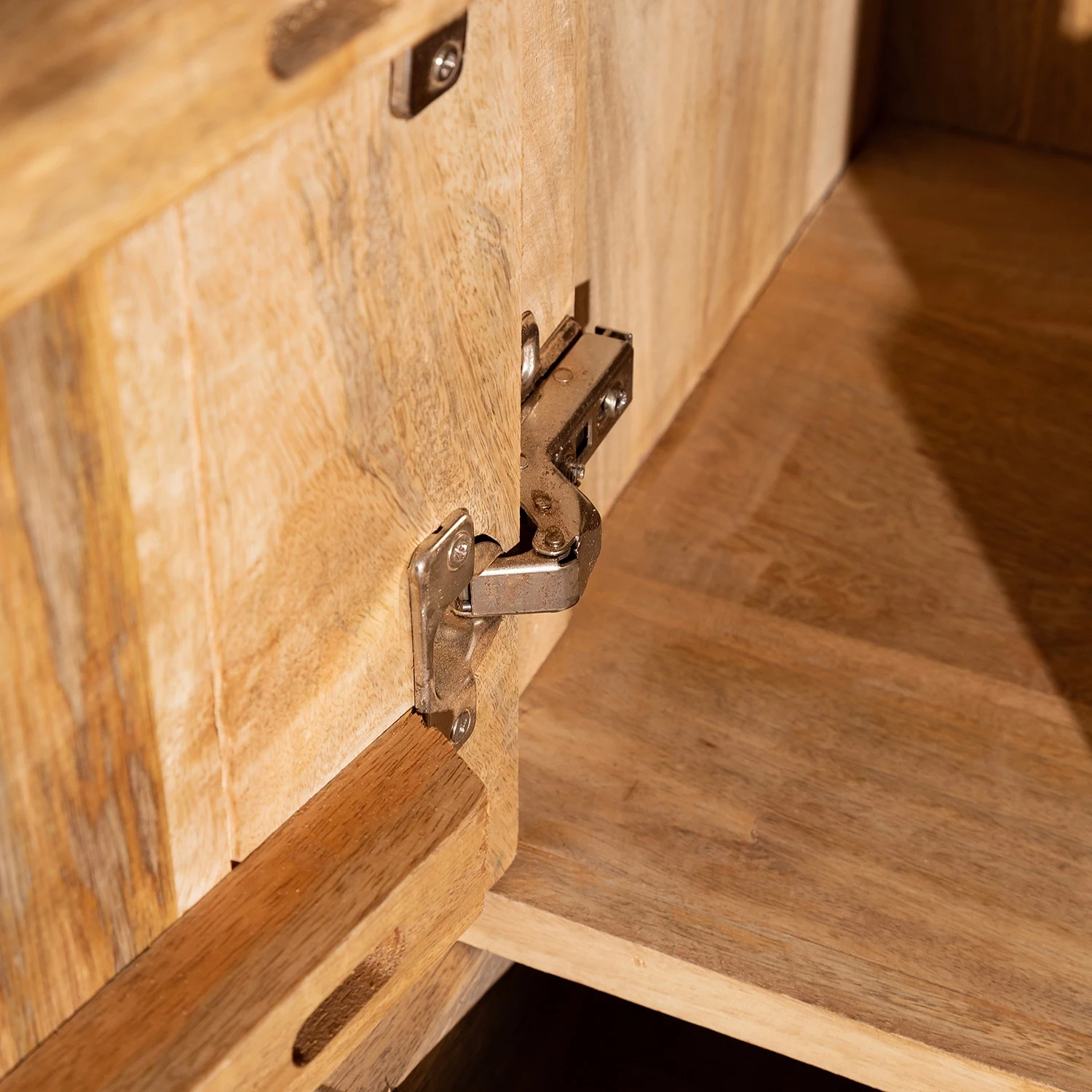 Red Living Commode Latta - Manguier massif / Métal - Manguier / Noir 9 Red Living Commode Latta - Manguier massif / Métal - Manguier / Noir – Image 9