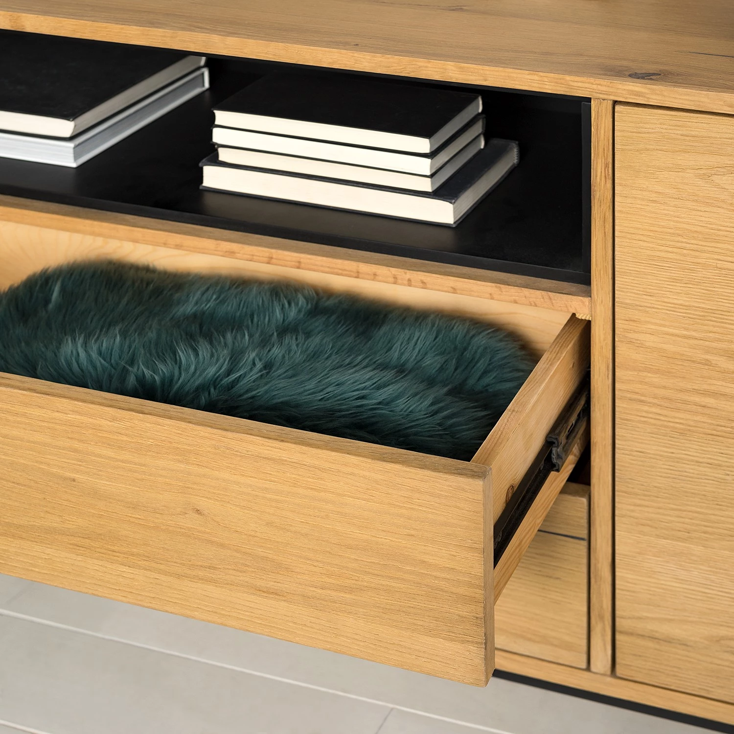 Studio Copenhagen Buffet Flox II - Placage en bois véritable / Métal -Chêne / Noir 13 Studio Copenhagen Buffet Flox II - Placage en bois véritable / Métal -Chêne / Noir – Image 13