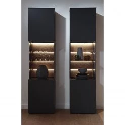 GWINNER Vitrine Misano - Placage en bois véritable - Gris Sahara / Planches de chêne - Anthracite / Chêne sauvage - Butoir à gauche - Avec éclairage -Meubles de salle à manger Soldes Magasin 1000218344 200828 11294000223 MOOD DETAILS P000000001000218344 mood