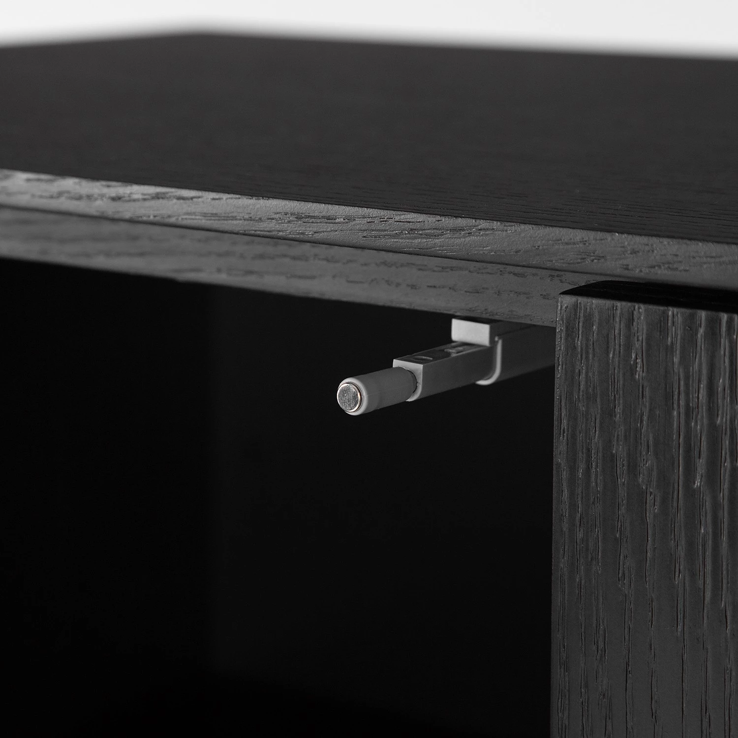 Studio Copenhagen Buffet haut Dowland - Placage en bois véritable - Chêne / Noir 8 Studio Copenhagen Buffet haut Dowland - Placage en bois véritable - Chêne / Noir – Image 8