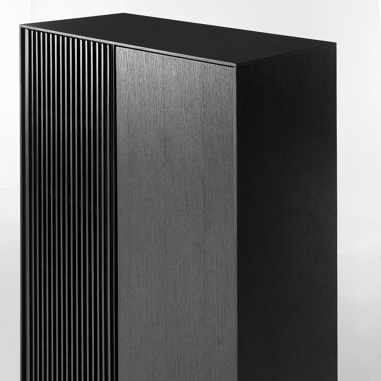 Studio Copenhagen Buffet haut Dowland - Placage en bois véritable - Chêne / Noir 9 Studio Copenhagen Buffet haut Dowland - Placage en bois véritable - Chêne / Noir – Image 9