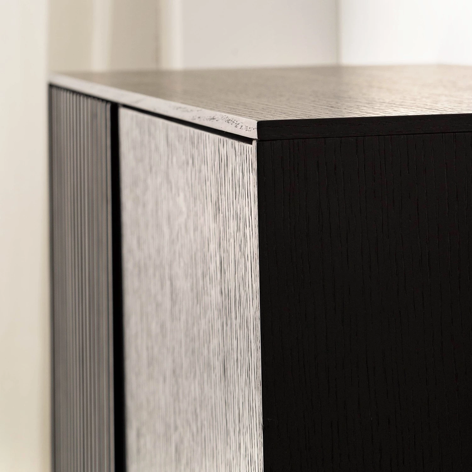 Studio Copenhagen Buffet haut Dowland - Placage en bois véritable - Chêne / Noir 16 Studio Copenhagen Buffet haut Dowland - Placage en bois véritable - Chêne / Noir – Image 16