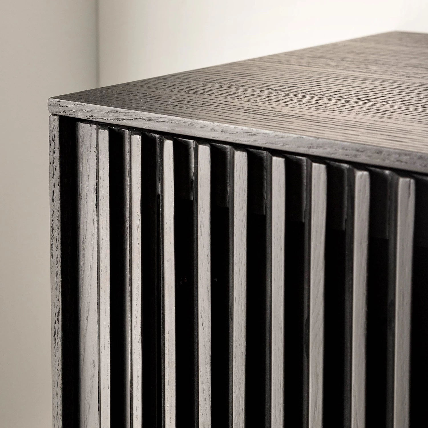 Studio Copenhagen Buffet haut Dowland - Placage en bois véritable - Chêne / Noir 19 Studio Copenhagen Buffet haut Dowland - Placage en bois véritable - Chêne / Noir – Image 19