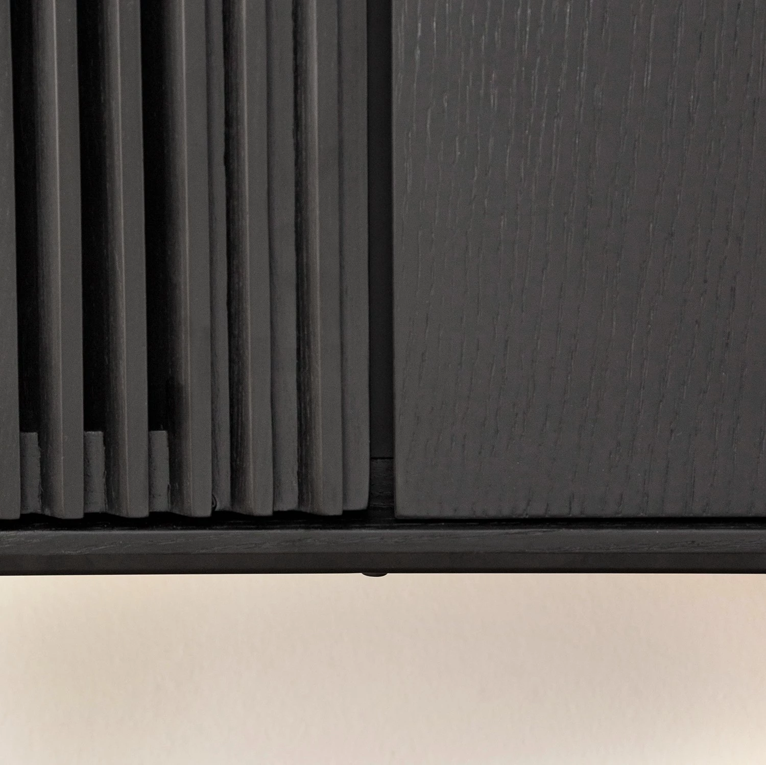 Studio Copenhagen Buffet haut Dowland - Placage en bois véritable - Chêne / Noir 21 Studio Copenhagen Buffet haut Dowland - Placage en bois véritable - Chêne / Noir – Image 21