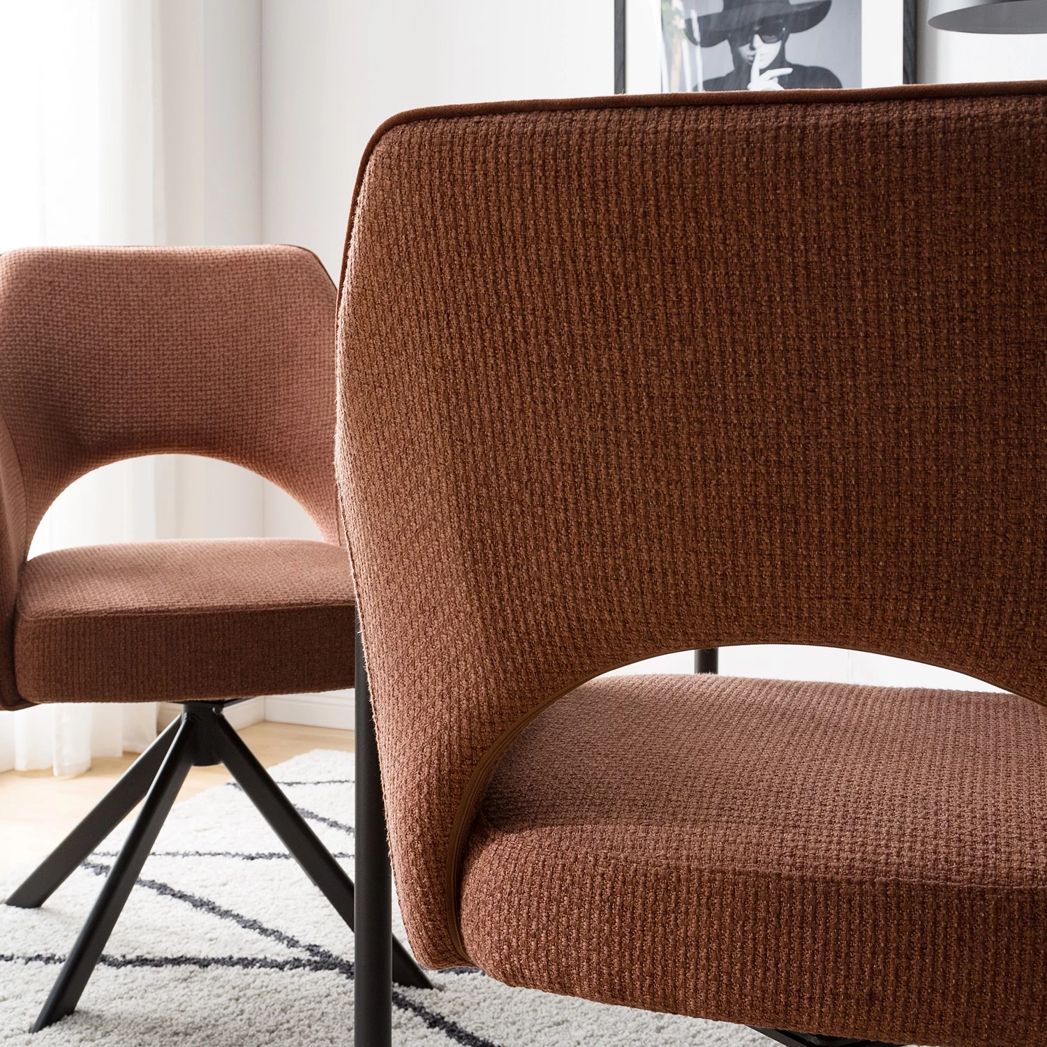 Fredriks Chaise à accoudoirs Tustin - Tissu / Métal - Marron rouille / Noir mat 16 Fredriks Chaise à accoudoirs Tustin - Tissu / Métal - Marron rouille / Noir mat – Image 16