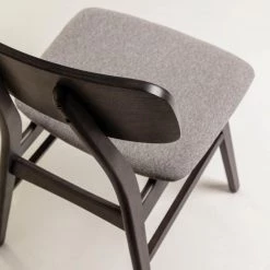 Norrwood Chaises Varkaus III (lot de 2) - Tissu / Placage en frêne et hévéa massif - gris clair / Frêne foncé -Meubles de salle à manger Soldes Magasin 1000225994 200917 06372600120 DETAILS P000000001000225994