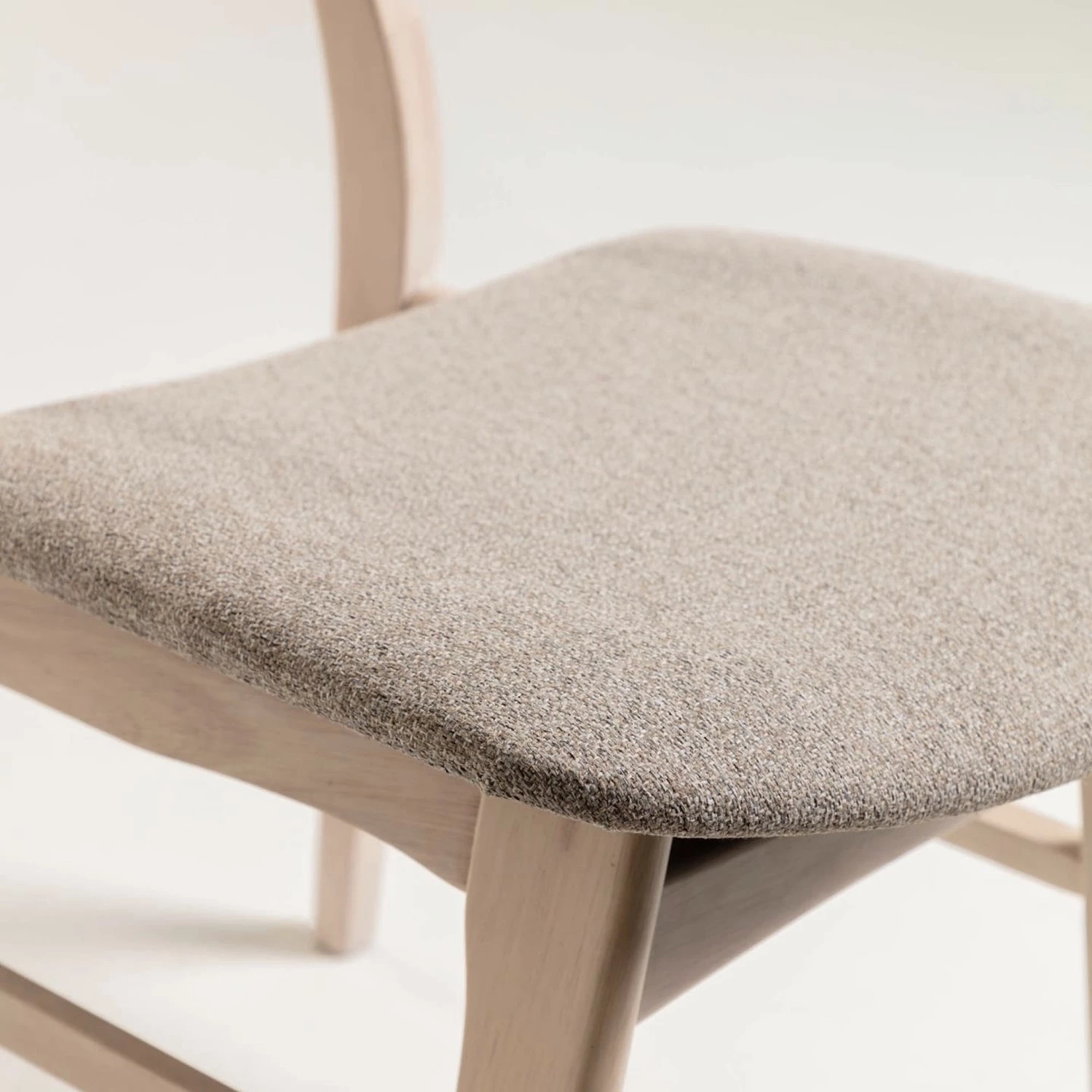 Norrwood Chaises Varkaus I (lot de 2) - Tissu / Placage en chêne et hévéa massif - Sahara / Chêne 4 Norrwood Chaises Varkaus I (lot de 2) - Tissu / Placage en chêne et hévéa massif - Sahara / Chêne – Image 4