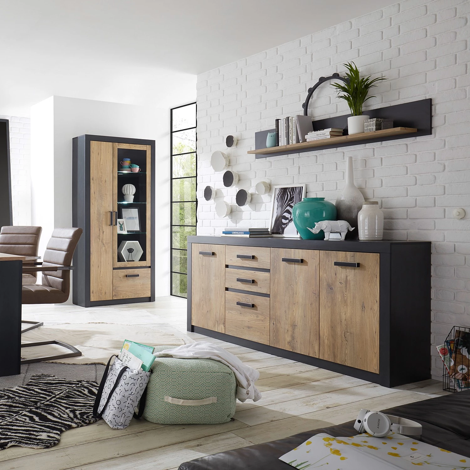 Red Living Vitrine Bozel 3 Red Living Vitrine Bozel – Image 3