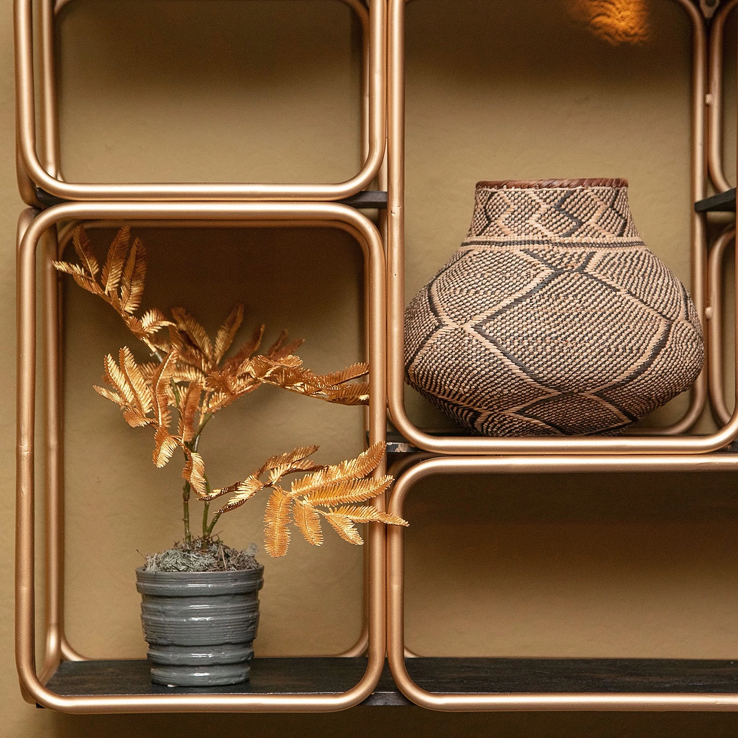 Red Living Étagère murale Oissel I - Acacia massif / Métal - Acacia noir / Doré 3 Red Living Étagère murale Oissel I - Acacia massif / Métal - Acacia noir / Doré – Image 3