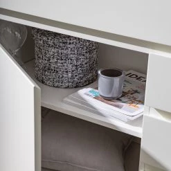 Fredriks Buffet Namona I - Éclairage inclus - Imitation chêne / Blanc -Meubles de salle à manger Soldes Magasin 1000255076 220803 060 DETAILS P000000001000255076