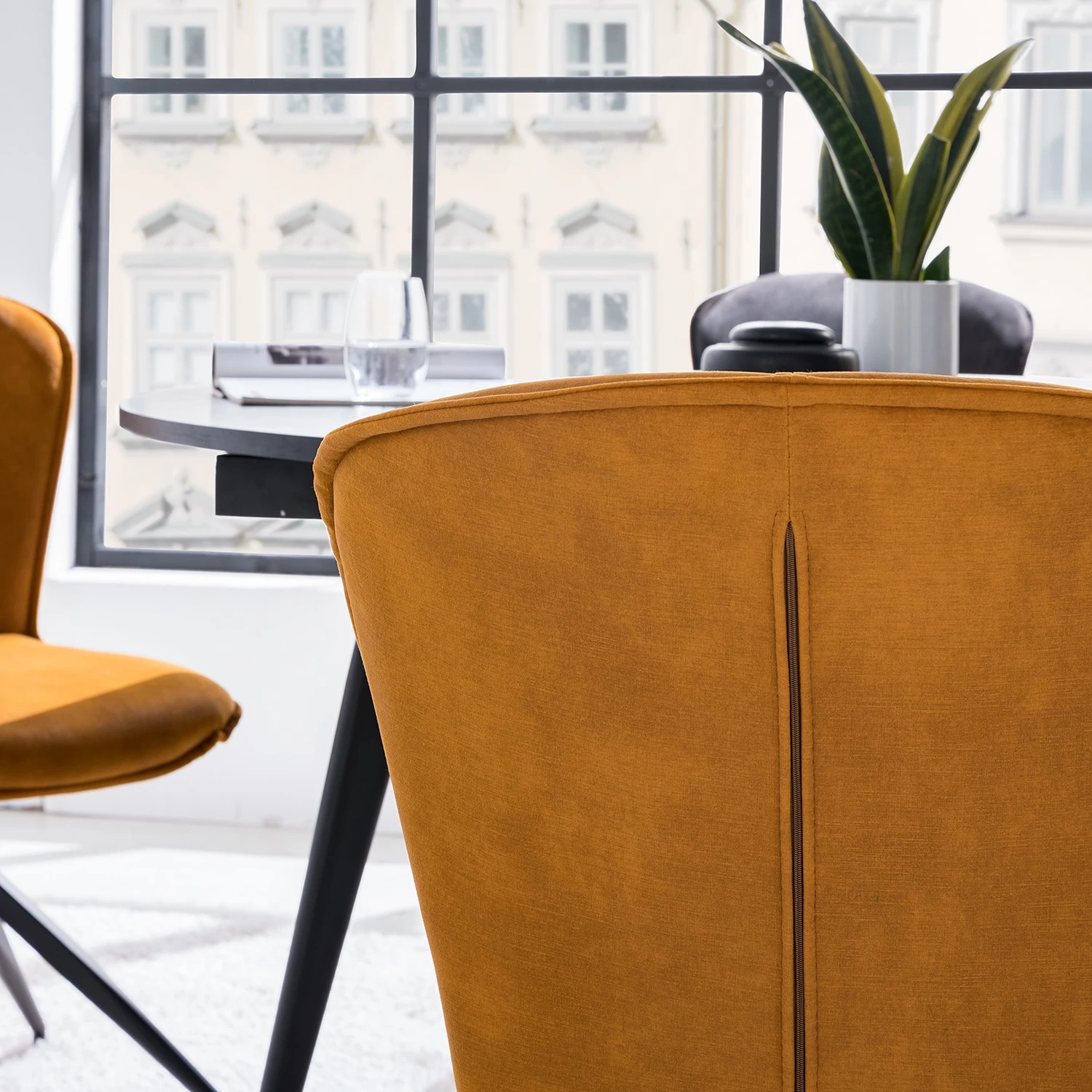 Ars manufacti Chaises capitonnées Yves (lot de 2) - Ocre 4 Ars manufacti Chaises capitonnées Yves (lot de 2) - Ocre – Image 4