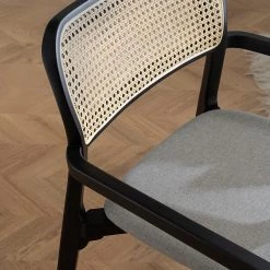 Studio Copenhagen Fauteuil de jardin Elena - Rotin et tissu / Hêtre massif - Gris lumineux -Meubles de salle à manger Soldes Magasin 1000273466 220823 022 MOOD DETAILS P000000001000273466 mood