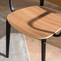 Studio Copenhagen Chaises à accoudoirs Day (lot de 2) - Contreplaqué / Matière plastique - Imitation chêne / Noir -Meubles de salle à manger Soldes Magasin 1000273479 220915 022 MOOD DETAILS P000000001000273479 mood