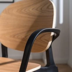 Studio Copenhagen Chaises à accoudoirs Day (lot de 2) - Contreplaqué / Matière plastique - Imitation chêne / Noir -Meubles de salle à manger Soldes Magasin 1000273479 220915 023 MOOD DETAILS P000000001000273479 mood