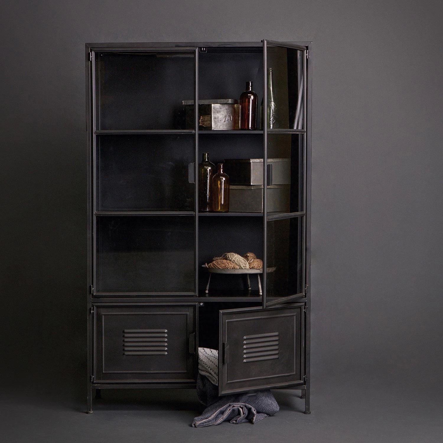 Red Living Vitrine Ravno - Métal - Noir vintage 2 Red Living Vitrine Ravno - Métal - Noir vintage – Image 2