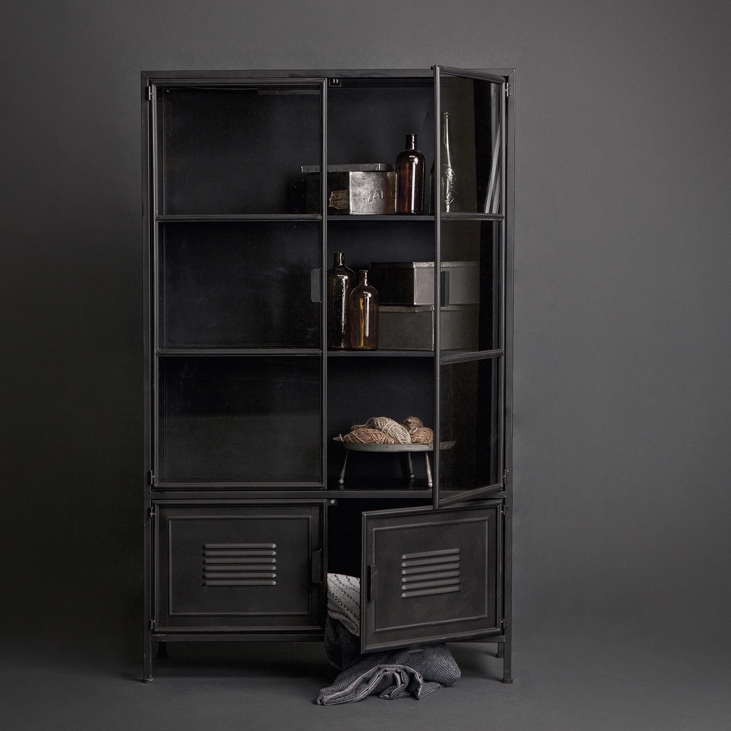 Red Living Vitrine Ravno - Métal - Noir vintage 3 Red Living Vitrine Ravno - Métal - Noir vintage – Image 3