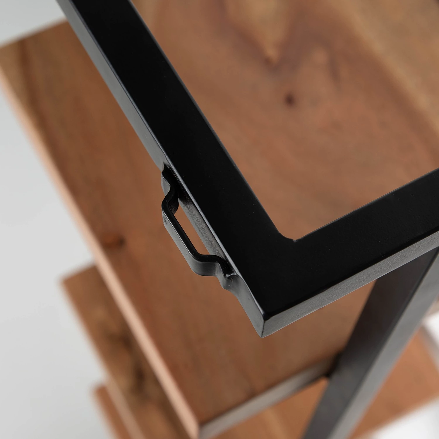 Ars manufacti Étagère murale Kaawo II - Acacia massif / Métal - Acacia / Noir - Hauteur : 100 cm 16 Ars manufacti Étagère murale Kaawo II - Acacia massif / Métal - Acacia / Noir - Hauteur : 100 cm – Image 16