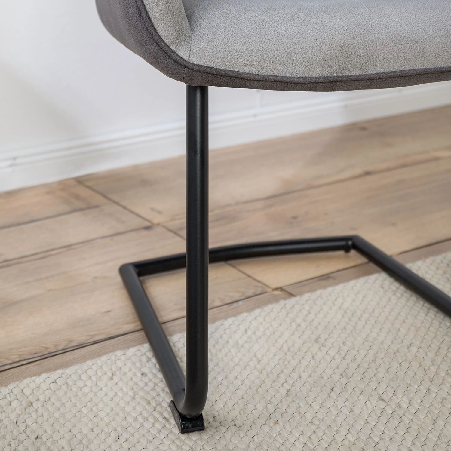 Fredriks Chaise à accoudoirs Altoona - Tissage à plat / Métal - Gris foncé et gris clair / Noir mat 16 Fredriks Chaise à accoudoirs Altoona - Tissage à plat / Métal - Gris foncé et gris clair / Noir mat – Image 16