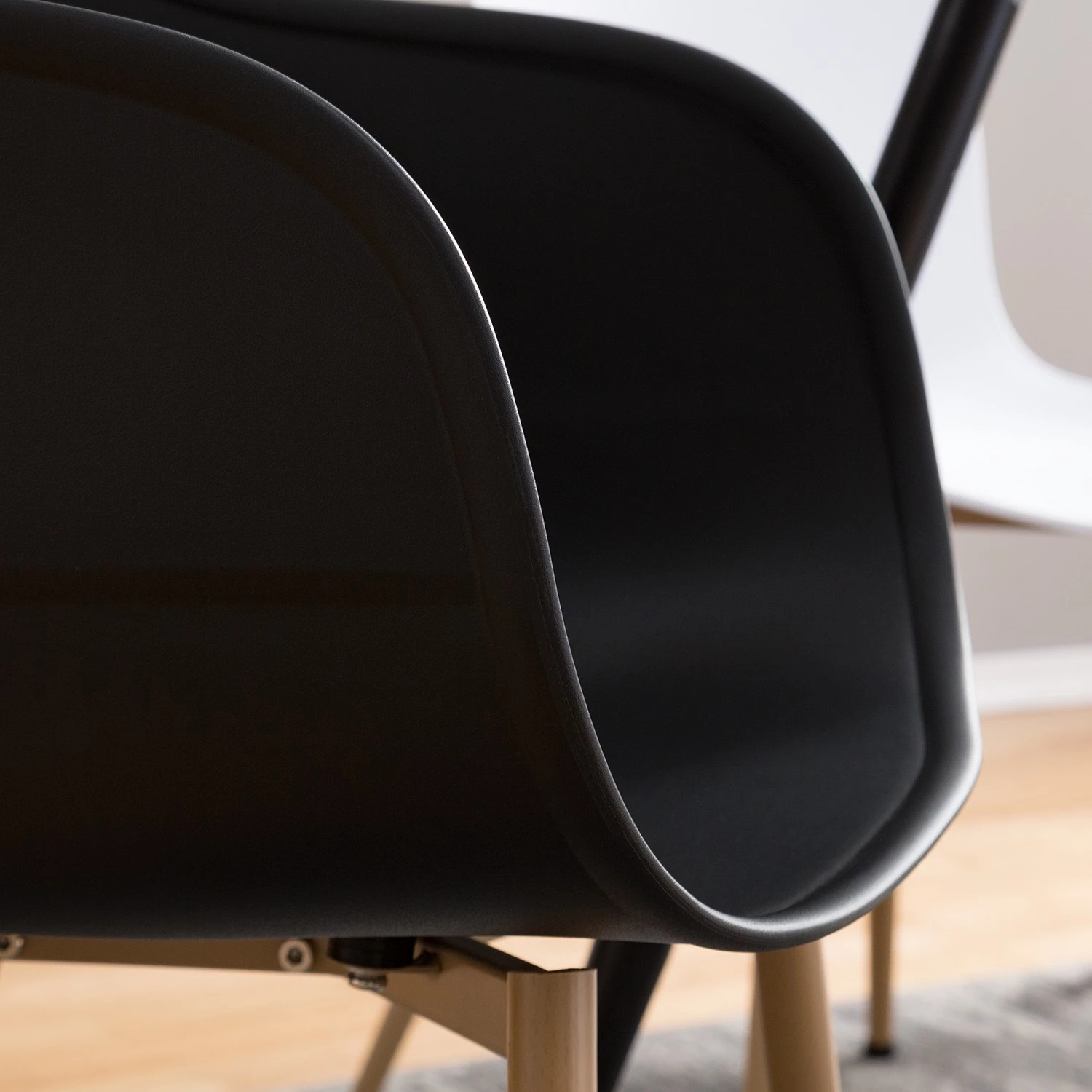 Mørteens Chaise à accoudoirs Odon - Matière plastique / Métal - Imitation chêne - Noir - Lot de 2 13 Mørteens Chaise à accoudoirs Odon - Matière plastique / Métal - Imitation chêne - Noir - Lot de 2 – Image 13