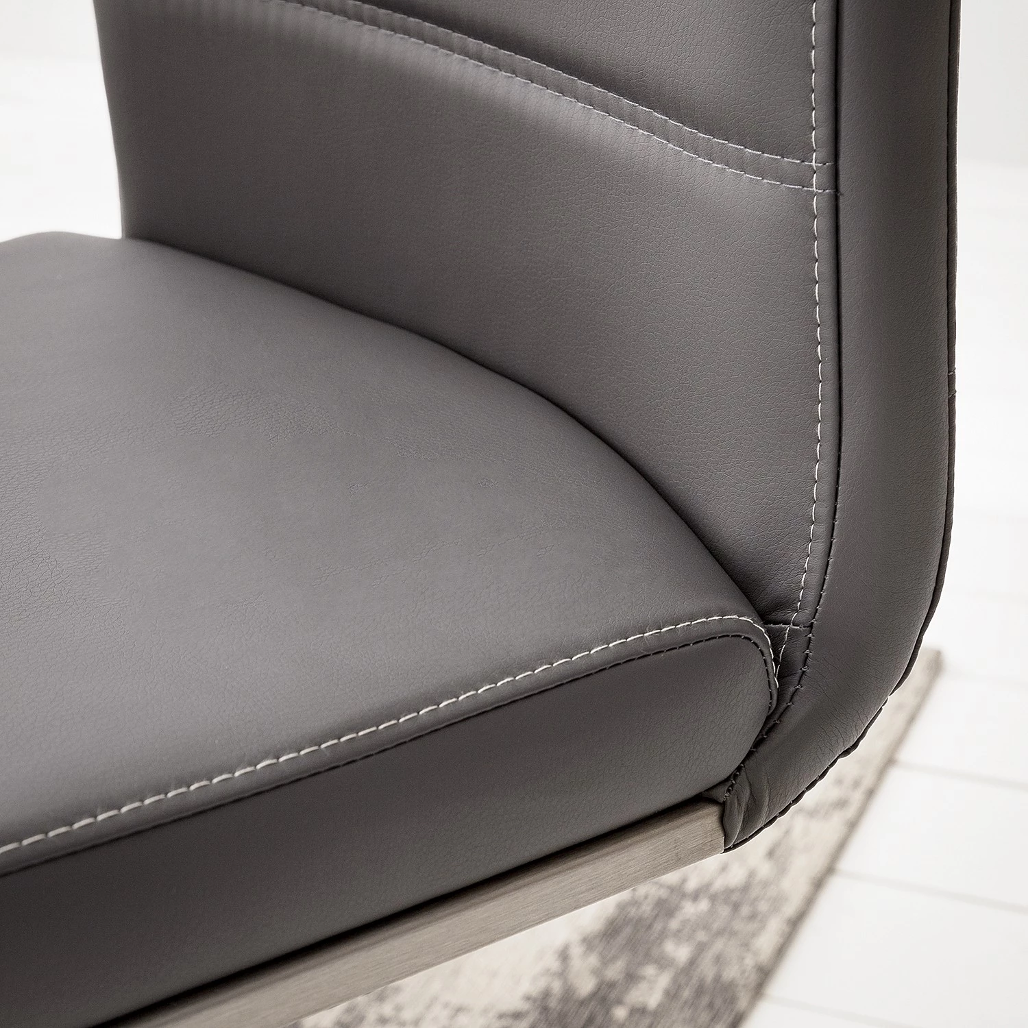 Fredriks Chaise cantilever Lezuza - Cuir synthétique Leja: Gris - Lot de 4 10 Fredriks Chaise cantilever Lezuza - Cuir synthétique Leja: Gris - Lot de 4 – Image 10