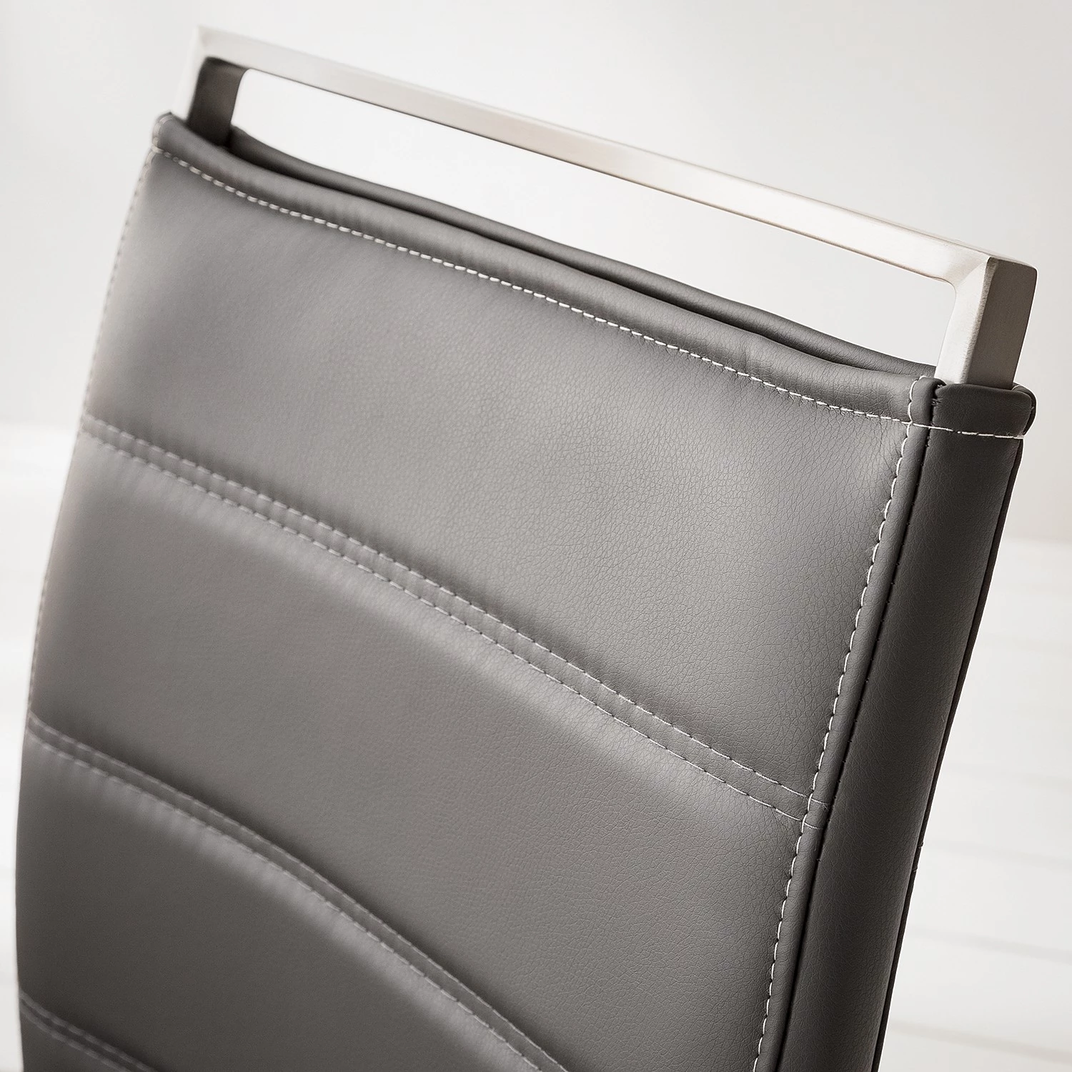 Fredriks Chaise cantilever Lezuza - Cuir synthétique Leja: Gris - Lot de 4 11 Fredriks Chaise cantilever Lezuza - Cuir synthétique Leja: Gris - Lot de 4 – Image 11