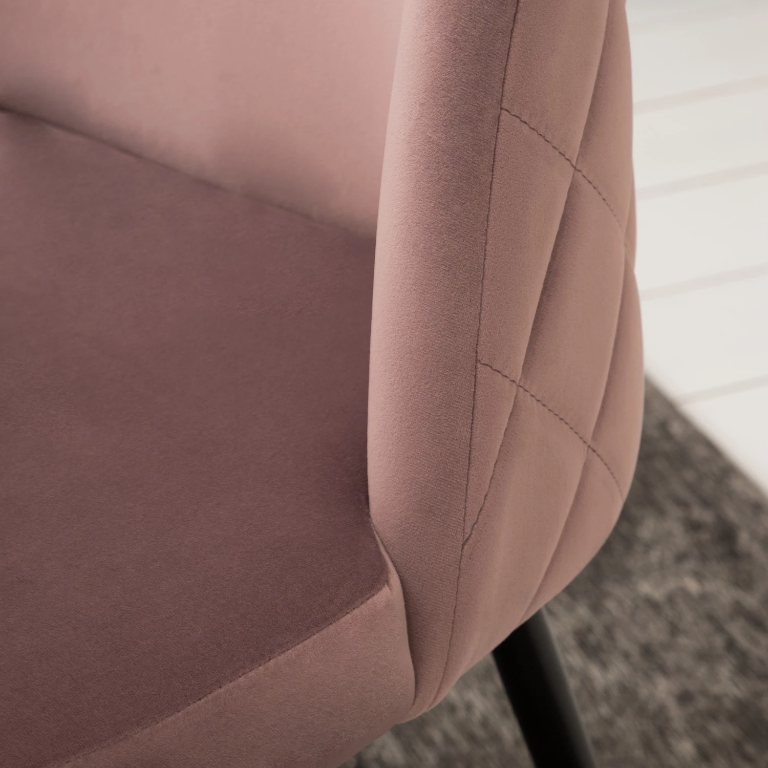 Jack & Alice Chaise capitonnée Farum - Velours / Acier - Noir - Velours Zala: Rose vieilli - Lot de 2 11 Jack & Alice Chaise capitonnée Farum - Velours / Acier - Noir - Velours Zala: Rose vieilli - Lot de 2 – Image 11