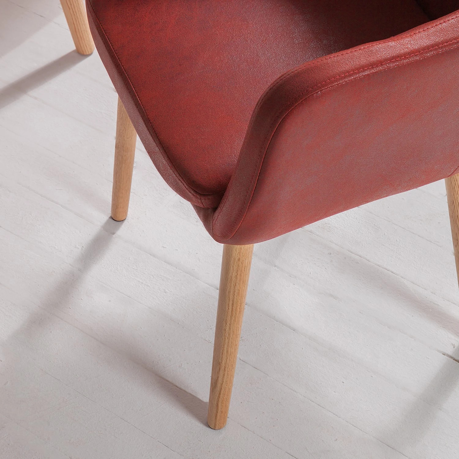 Mørteens Chaise à accoudoirs Leedy IV - Imitation cuir / Chêne massif - Rouge cerise - Lot de 2 10 Mørteens Chaise à accoudoirs Leedy IV - Imitation cuir / Chêne massif - Rouge cerise - Lot de 2 – Image 10