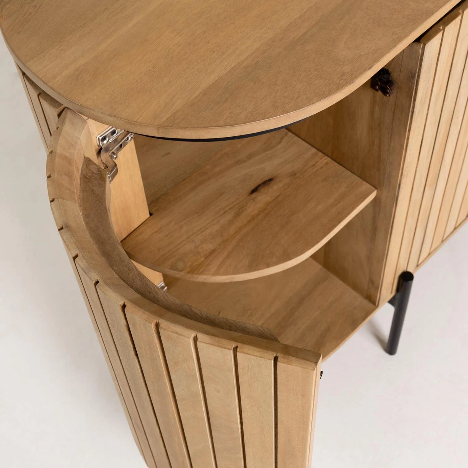 Red Living Buffet Lusaka - Manguier massif 12 Red Living Buffet Lusaka - Manguier massif – Image 12