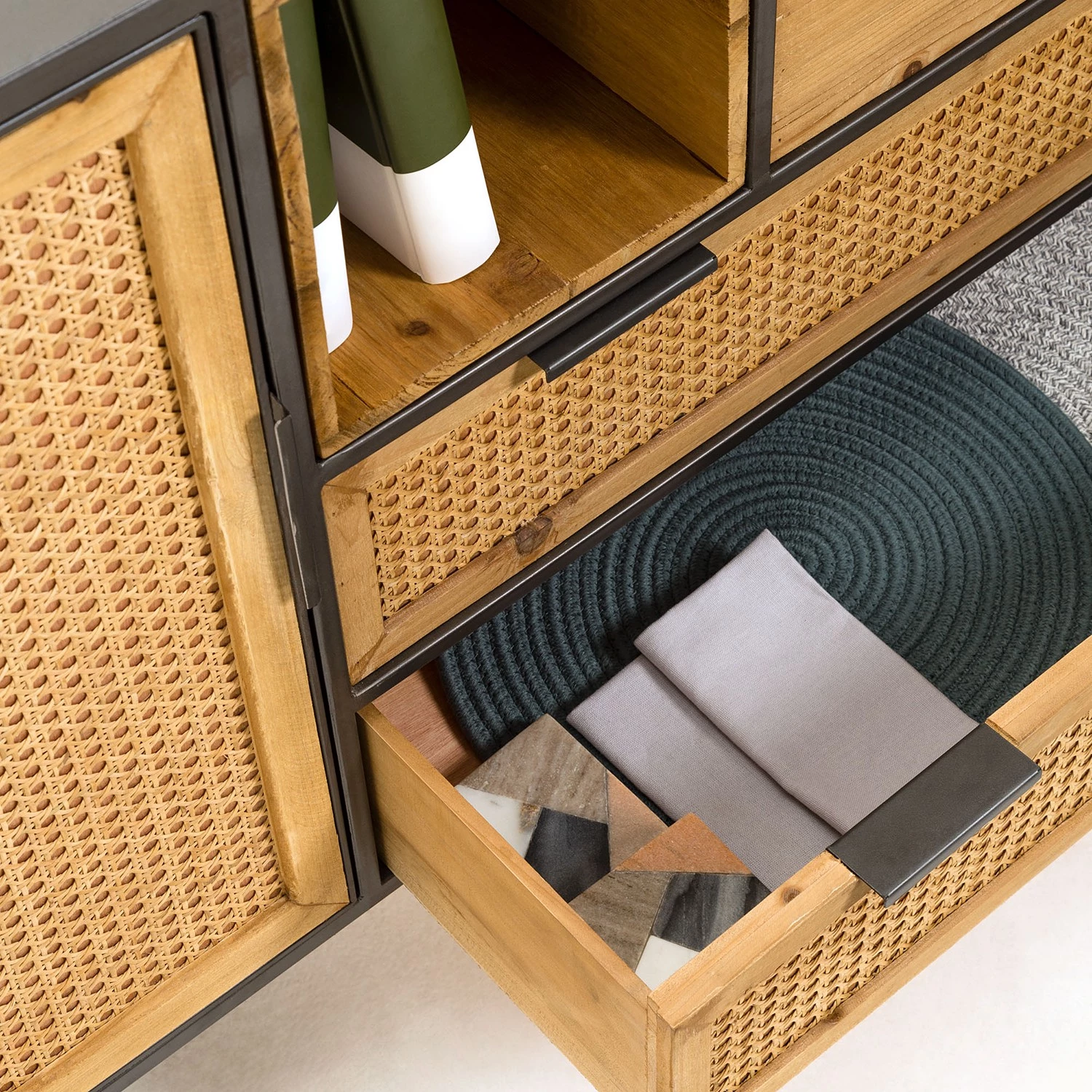 Red Living Buffet Kisumu - Cannage / Fer - Marron / Noir 12 Red Living Buffet Kisumu - Cannage / Fer - Marron / Noir – Image 12