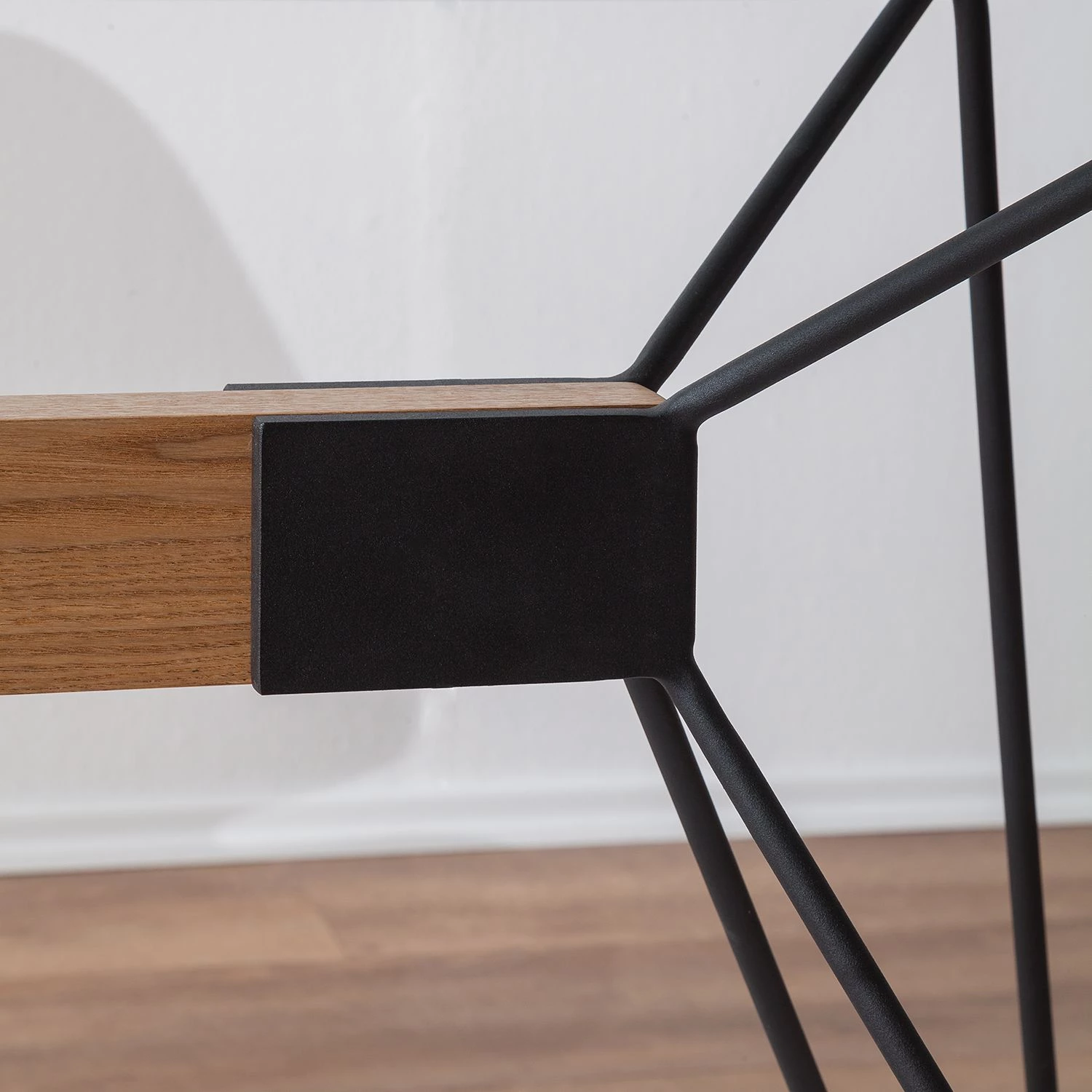 Mørteens Table Anadyr - Verre / Métal - Noir / Frêne 7 Mørteens Table Anadyr - Verre / Métal - Noir / Frêne – Image 7