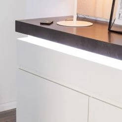 Fredriks Buffet Namona I - Éclairage inclus - Imitation béton / Blanc -Meubles de salle à manger Soldes Magasin kommode namona i inkl beleuchtung weiss anthrazit weiss anthrazit 4040356